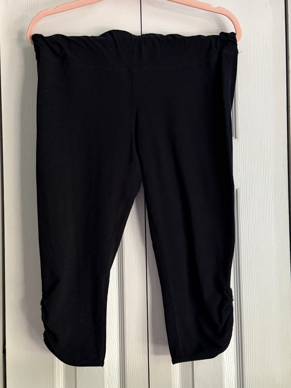 Women’s Black Pull-On Capri Leggings